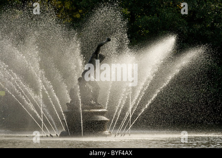 La fontana scultura di Ercole wrestling fiume-dio Achelous nella Casa delle Palme stagno del Royal Botanic Gardens di Kew Foto Stock