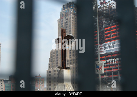 Questa croce è stata realizzata da travi trovati sulla scena di Ground Zero dopo l'attacco al World Trade Center. Foto Stock
