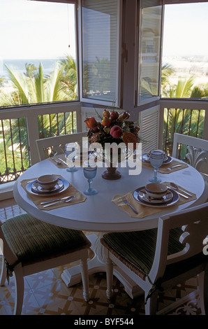 Tavolo da pranzo nel ristorante al Pueblo Bonito Emerald Bay resort in Nuevo Mazatlan, Sinaloa, Messico Foto Stock