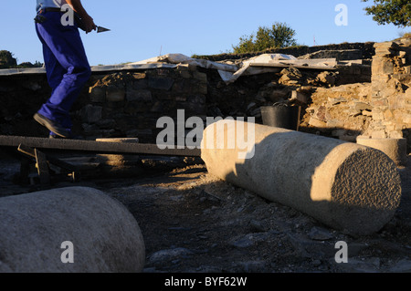 Lavorando nel patio del ' Domus ' sito Archeologico ' Chao Samartin ' Asturias Spagna Foto Stock