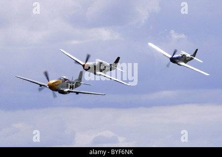 North American P-51D Mustang formazione nel settore bancario per un flypast a Duxford Flying Legends Airshow di Foto Stock