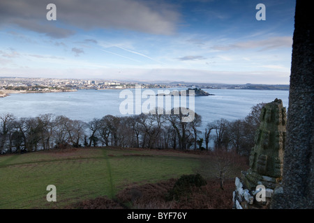 Vista di Plymouth e Drake's Island da "follia" in Mount Edgcumbe Park, Cornwall, Inghilterra. Foto Stock