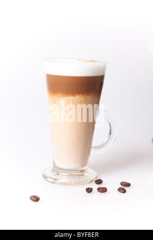 Tazza di caffè con i chicchi di caffè in uno sfondo bianco Foto Stock