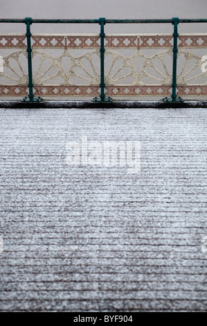 Una leggera spolverazione di neve sul molo di Penarth a Penarth, Galles del Sud Foto Stock