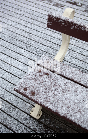 Un leggero spolveramento di neve sulla panchina sul molo di Penarth a penarth nel Galles del Sud Foto Stock