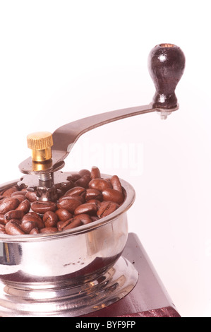 Macchina per il caffè con i chicchi di caffè in uno sfondo bianco Foto Stock