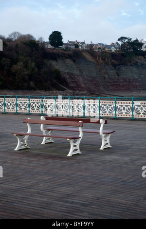 Posti a sedere sul molo Penarth South Wales UK Foto Stock