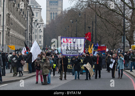 Kings College London University banner in tagli istruzione marzo, contro le tasse universitarie Millbank Westminster London UK 29/1/11 Foto Stock