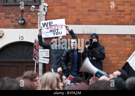 I dimostranti egiziani contro Hosni Mubarak Balfour Mews fuori dall ambasciata egiziana W1 Westminster London REGNO UNITO Foto Stock