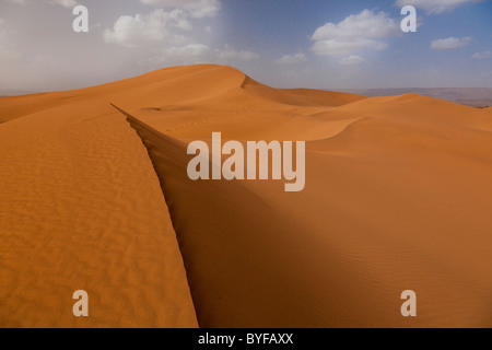 Dune di sabbia nelle dune Tinfou vicino a Zagora, Marocco, Africa del Nord Foto Stock