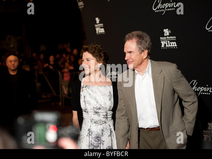 Oscar nominee, Annette Bening e suo marito Warren Beatty, arriva al XXVI Santa Barbara Film Festival Foto Stock