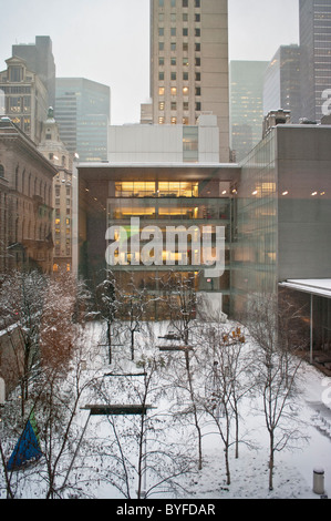 Vista del giardino di sculture al MOMA di New York durante una tempesta di neve Foto Stock