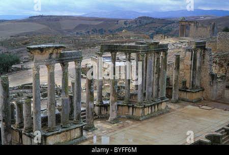 L antica città romana di Dougga in Tunisia, uno dei meglio conservati siti dall epoca romana Foto Stock