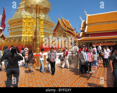 I turisti al tempio Doi Suthep nel nord della Thailandia Foto Stock