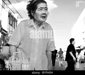 Ritratto in bianco e nero di un'anziana donna tailandese Foto Stock