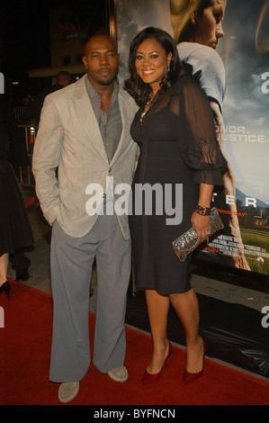 Direttore Antoine Fuqua e Lela Rochon Los Angeles Premiere di "avvisatore acustico" tenutasi presso il Mann Village Theatre di Westwood, California Foto Stock