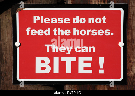 Cartello si prega di non alimentare i cavalli. Essi possono mordere. Visto in Washington, North East England, Regno Unito Foto Stock