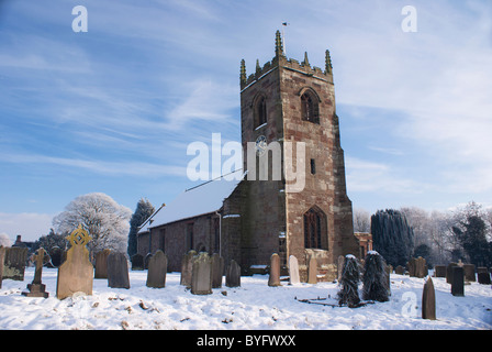 Tutti i Santi villaggio chiesa e cimitero ,Chebsey, Staffordshire coperte di neve in inverno Foto Stock