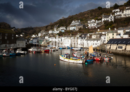 Inverno il sole splende su Polperro Harbour, Cornwall, Inghilterra. Foto Stock