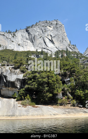 Piscina Smeraldo, situato al di sopra del primaverile cade nel Parco Nazionale di Yosemite, California USA in una giornata di sole nel mese di agosto Foto Stock