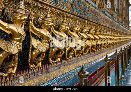 Le figure di decorazione corridoio colonnato del Tempio del Buddha di Smeraldo, Wat Phra Kaeo, il Grand Palace, Bangkok, Thailandia Foto Stock