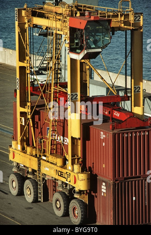 "Straddle Carrier manipolazione 40 piedi di contenitori su di un terminal per container del porto di Amburgo. Foto Stock