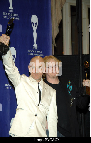 Michael Stipe e Mike Mills dei REM Rock & Roll Hall of Fame cerimonia di investitura tenutasi presso il Waldorf-Astoria Hotel New York Foto Stock