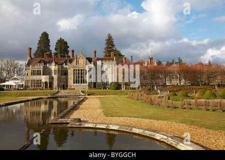 Rhinefield House sotto il cielo tempestoso Rhinefield House Hotel e giardini, Brockenhurst. La nuova foresta, Hampshire, Regno Unito in Marzo Foto Stock