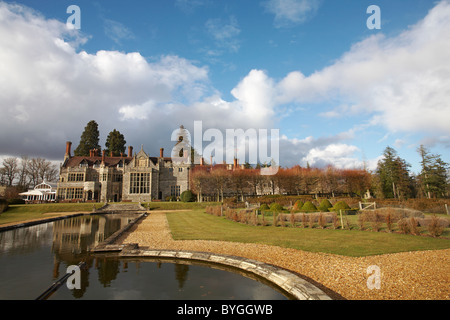 Ampio angolo di visione di Rhinefield House Hotel e giardini, Brockenhurst. La nuova foresta, Hampshire, Regno Unito in Marzo Foto Stock