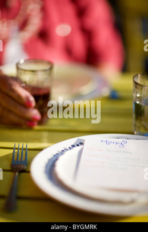 Tavolo preparato per party in giardino Foto Stock