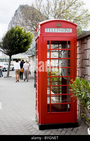 Un originale K6 telefono rosso / a gettone chiamata box su Gibilterra, vicino al confine con la Spagna. Rocca di Gibilterra. Foto Stock