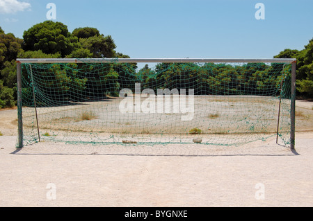 Vuoto goalpost soccer pitch e net in un parco. Foto Stock