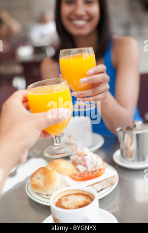 Accoppiare la tostatura su colazione presso la caffetteria all'aperto Foto Stock