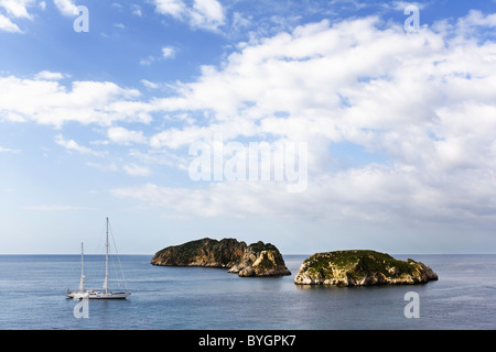 Barca a vela nei pressi di isole in mare Foto Stock