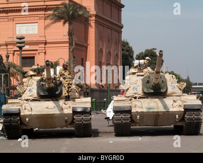 Serbatoi dell'esercito a guardia del Museo Egizio, Piazza Tahrir al Cairo, Egitto Foto Stock