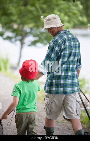 Ragazzo con padre andare a pesca, vista posteriore Foto Stock