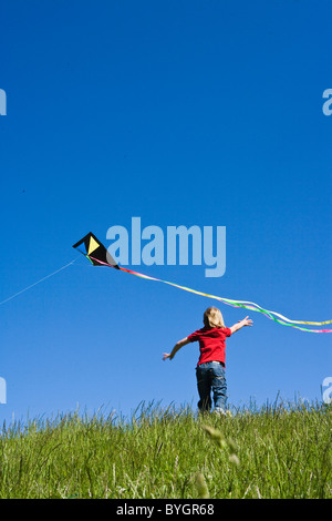 Ragazzo in esecuzione dopo il kite Foto Stock