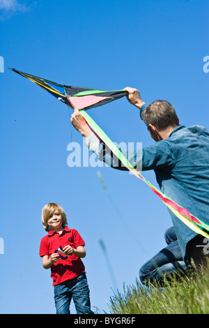 Padre e figlio aquilone volante Foto Stock