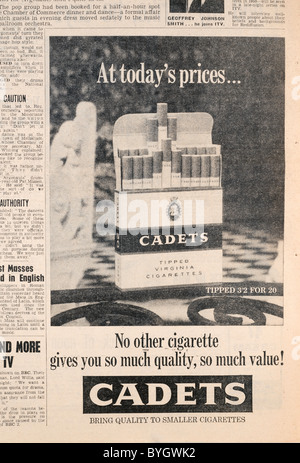 Anni Sessanta la pubblicità per un pacchetto di sigarette al prezzo di tre e twopence per 20. Solo editoriale Foto Stock