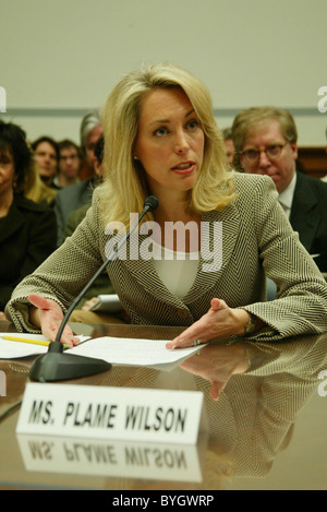 Ex CIA covert agent Valerie Plame Wilson testimonia davanti alla Camera dei rappresentanti degli Stati Uniti Comitato per la vigilanza e la Foto Stock