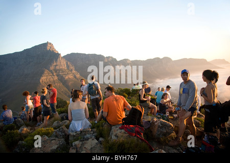 Gli escursionisti sulla parte superiore della testa di Lions in Città del Capo con vista del "Dodici Apostoli' Foto Stock