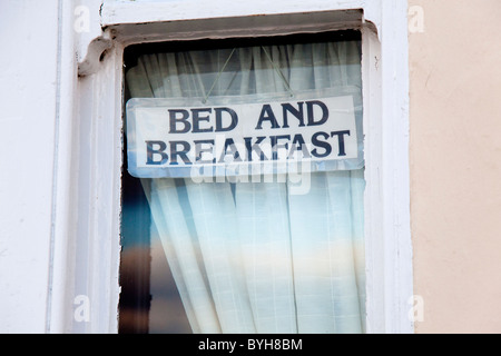 Bed and Breakfast segno nella finestra, Cromer, Norfolk, Regno Unito Foto Stock
