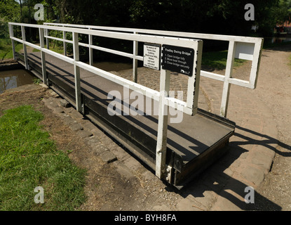 Ponte girevole a Fradley giunzione in Staffordshire Foto Stock