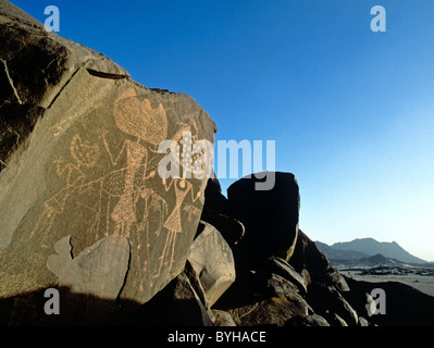 Le figure incise con tulip teste sagomate e ora corpi in vetro sulla roccia in aria le montagne del Niger Foto Stock