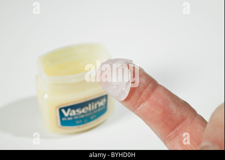 Una piccola quantità di vaselina vaselina unguento su un uomo del dito utilizzato per molti cosmetici e per scopi medicinali Foto Stock