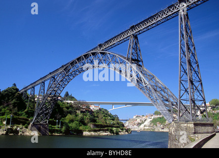 Ponte de Dona Maria Pia progettato da Gustav Eiffel nel Porto Portogallo Foto Stock