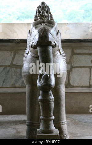 Marmo scolpito le figure su un elefante a giainista Chaumukha Adishwar Mandir Tempio Ranakpur, Rajasthan Foto Stock