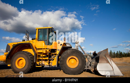 Profilo laterale di un caricatore frontale Volvo L180F , Finlandia Foto Stock