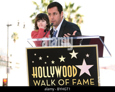 SUNNY SANDLER Adam Sandler Adam Sandler onorato con una stella sulla Hollywood Walk of Fame HOLLYWOOD LOS ANGELES CALIFORNIA U Foto Stock