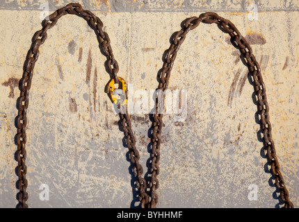 A forma di U anse di ferro arrugginito catena Foto Stock